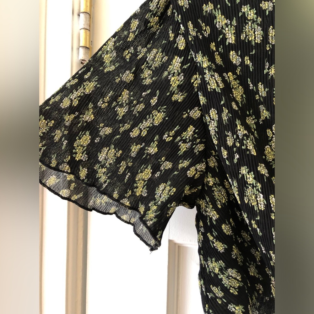 NWT! Drew Plisse Cut-Out Twist Front Dress in Ditsy Floral - Picture 4 of 11